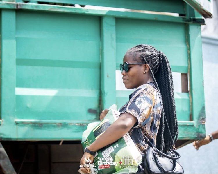 Woman wearing shades leaves with her bag of Rice