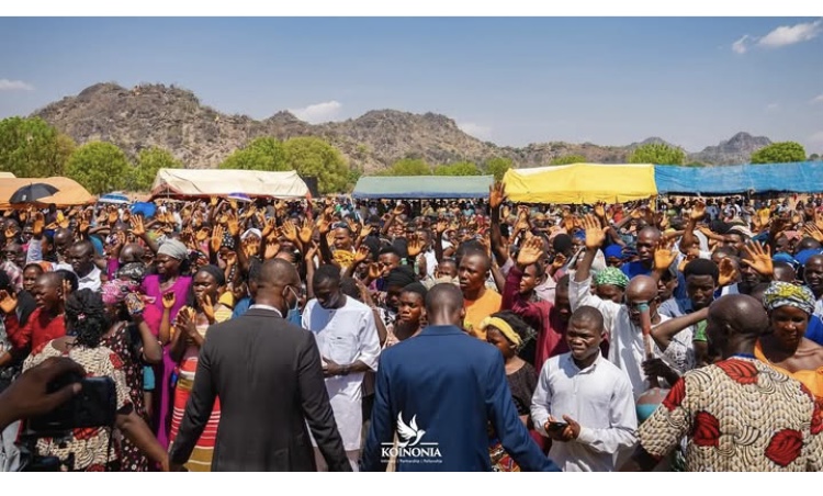 The crowd in the Plateau community